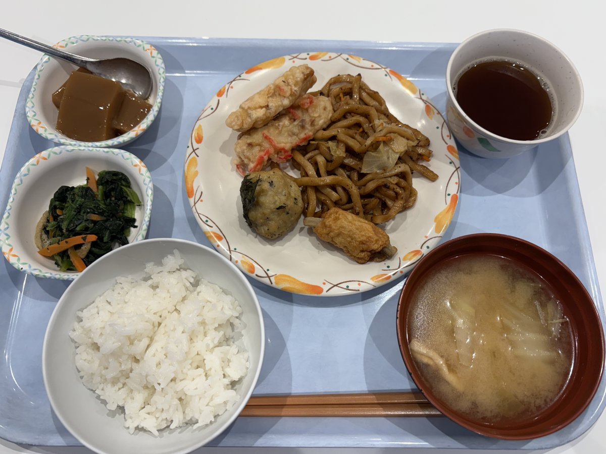 今日のランチは「竹輪紅色揚げとつくね大葉巻き定食」🌿

大葉とつくね好きなので嬉しかったです😋
#カウランチ #突撃企業の昼ごはん