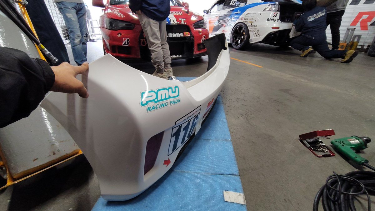 kimurafamily_r's tweet image. 今日から走行開始

1本目は自分が乗り内圧チェック。
2本目からはホントの初心者Bドライバーが走行開始

で、車両修復中です！！！

同じ枠を走ってた皆様、ご迷惑をおかけしました

#S耐チャレンジ
#手書き「初心者」は本気の初心者