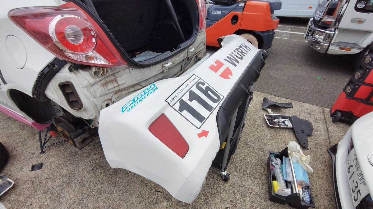 kimurafamily_r's tweet image. 今日から走行開始

1本目は自分が乗り内圧チェック。
2本目からはホントの初心者Bドライバーが走行開始

で、車両修復中です！！！

同じ枠を走ってた皆様、ご迷惑をおかけしました

#S耐チャレンジ
#手書き「初心者」は本気の初心者