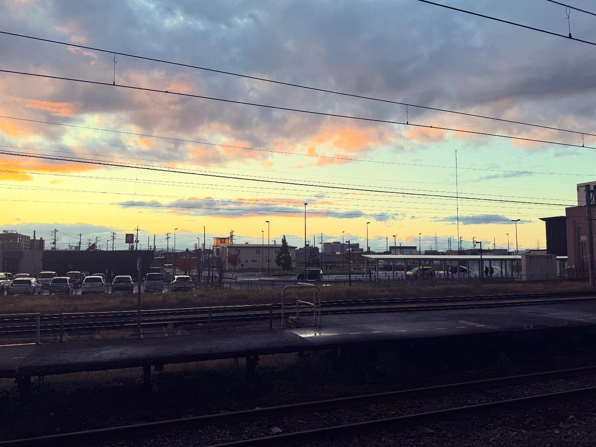 先週の秋田からの帰り〜
横手駅改札口の天井がイルミネーションで飾られてました✨
大曲駅行きの電車が1時間に1本なので暫く待ちぼうけです🚃
夕焼けもきれいでした🌆