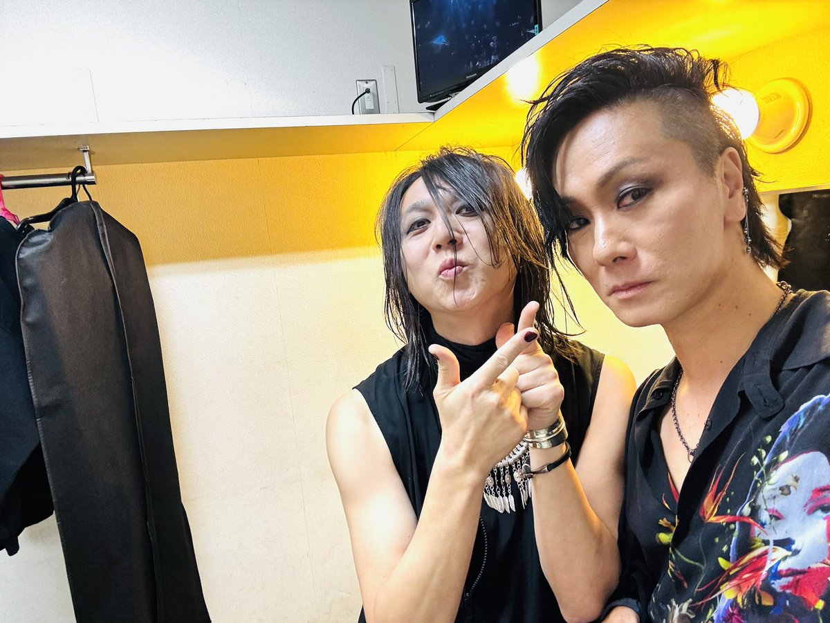 リアル同級生、大ちゃん

何気に家が昔近所だった時夜な夜なよく遊んだ⭐️

バーで神風教えくれたのは彼だ🍸
飲みやす過ぎてめちゃくちゃ酔うあれは🙈

#dieS 
#thesuperlativedegree