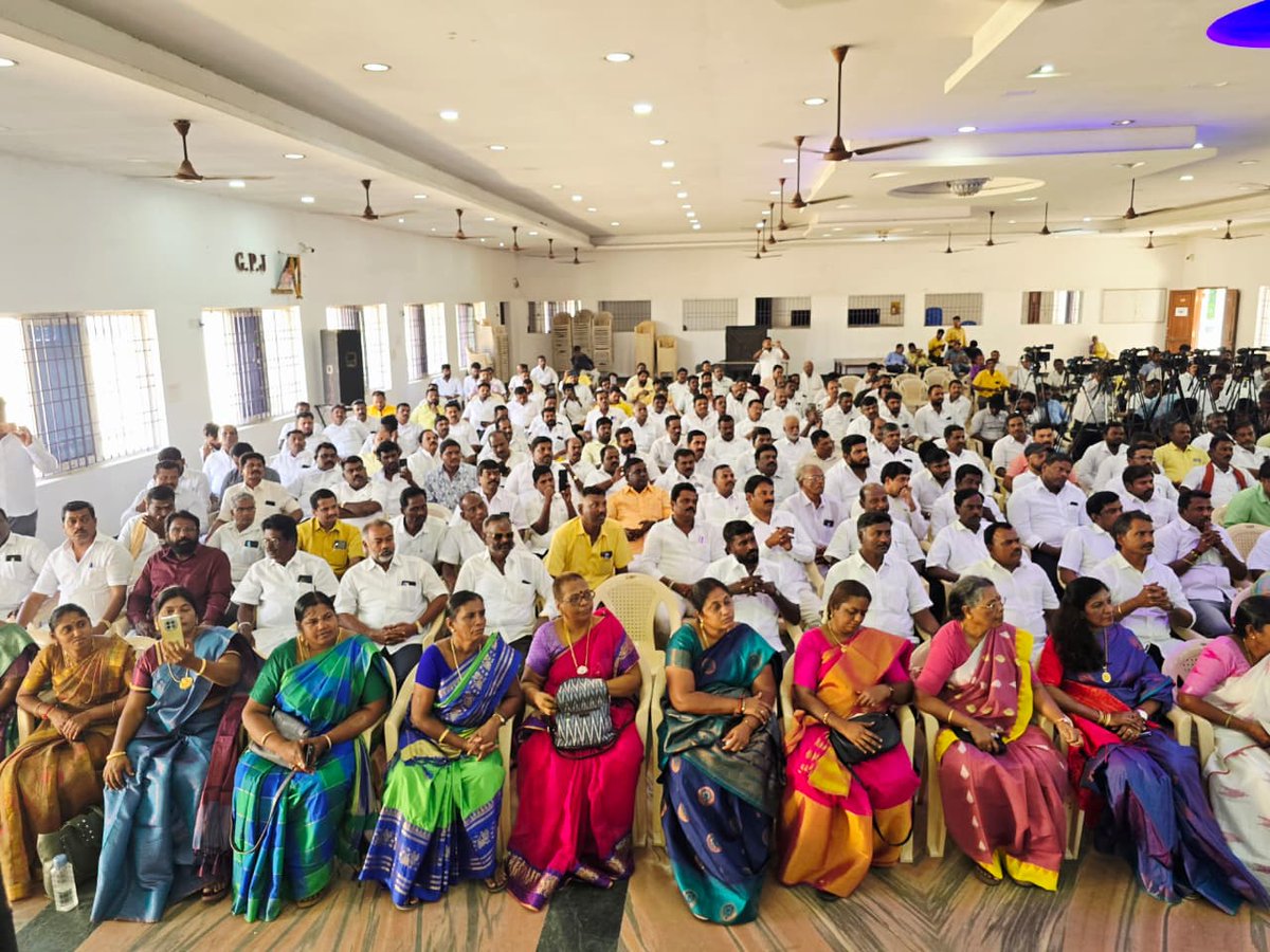 SivakumarState's tweet image. சென்னையில் நடைபெறும் மாவட்ட செயலாளர்கள், மாவட்ட தலைவர்கள் மற்றும் மாநில பொறுப்பாளர்கள் கலந்தாய்வுக் கூட்டத்தில் கலந்து கொண்ட போது....
