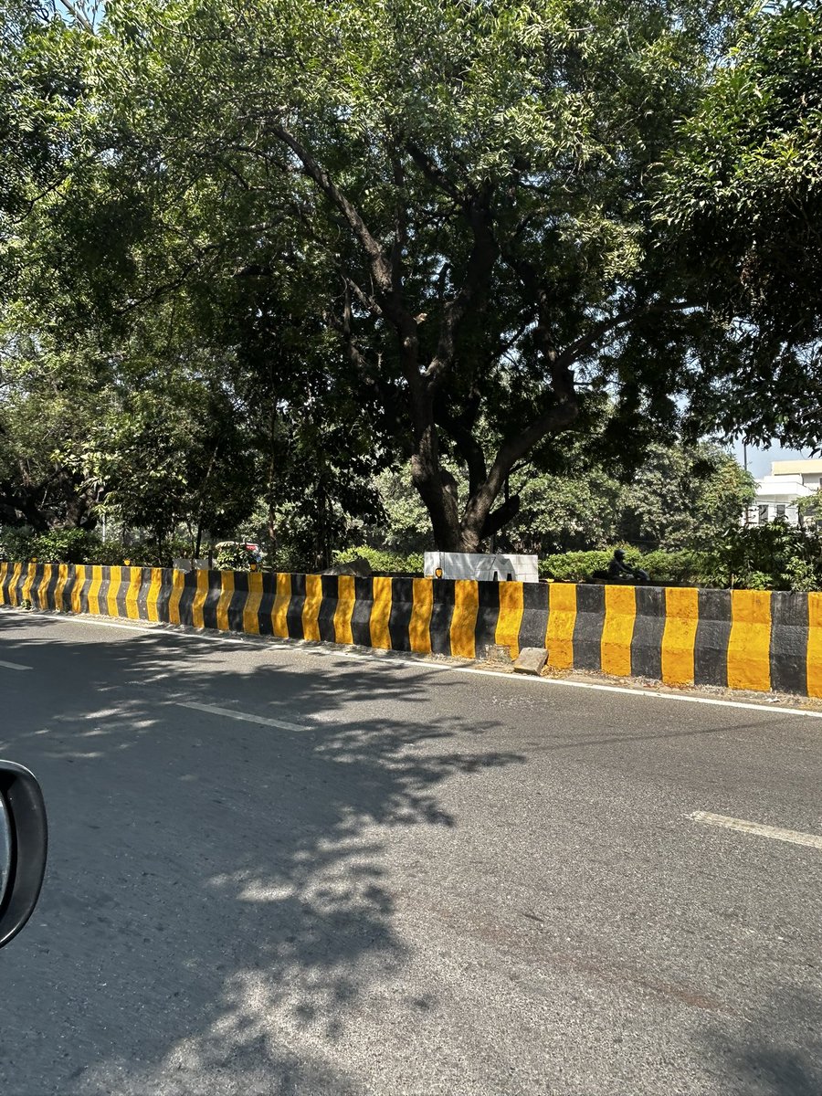 GauravModified's tweet photo. Dear @noida_authority kindly look into how this encroachment is coming up in central verge . Please take immediate action action and remove it . Sector 100 near Voda Mahadev . @CeoNoida @noidapolice https://t.co/iuAQScJIzS