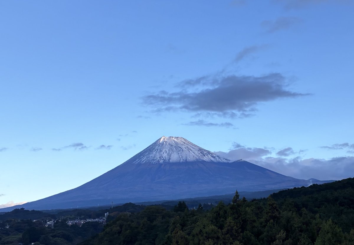 夕日と富士山😊

この場所からの夕日も
もう少しで見納め〜♪
