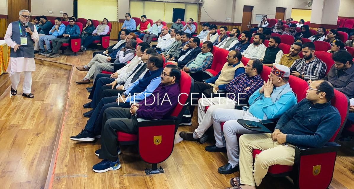 डाॅ बाबासाहब भी.आं केन्द्रीय वि.वि लखनऊ एवं शिक्षा सं.उ न्यास के संयुक्त तत्वावधान में चरित्र निर्माण एवं व्यक्तित्व के समग्र विकास पर आयोजित कार्यशाला में मंच पर कुलपति प्रो आर के मित्तल प्रो शील्पी वर्मा एवं प्रतिभागी आचार्य गण।