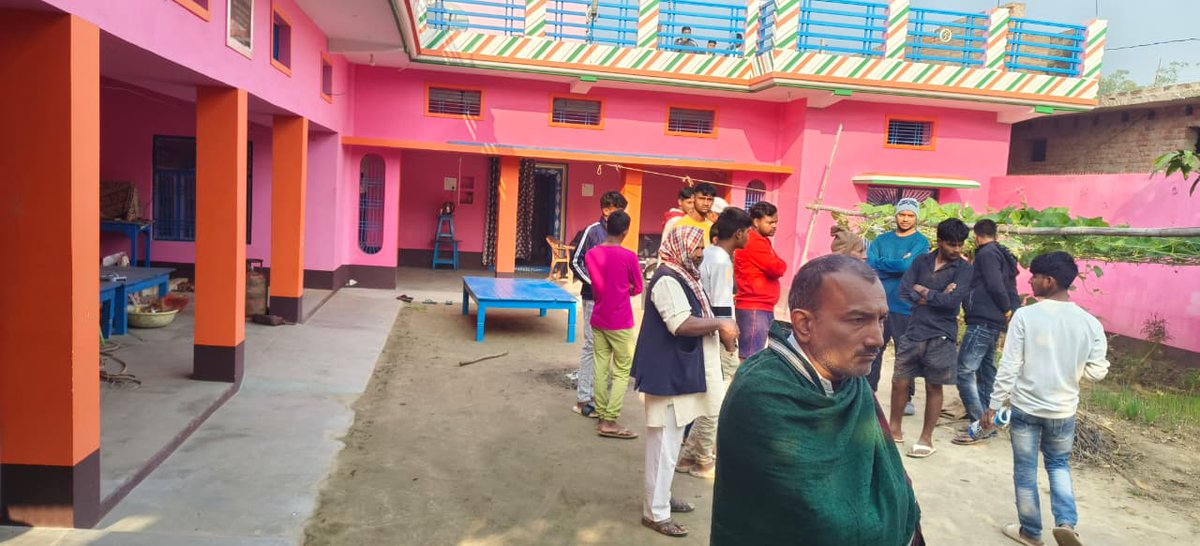 बलिया ज़िले के थाना हल्दी अंतर्गत गंगापुर निवासी धर्मेन्द्र भारती पुत्र ललन राम के घर बीती रात चोरों ने  एक कमरे में रखे बक्से को छत पर ले जाकर उसमें रखे लगभग ₹4 लाख नगद व करीब ₹7 लाख के जेवरात पर हाथ साफ कर दिया।
<a href="/balliapolice/">Ballia Police</a>
<a href="/UPGovt/">Government of UP</a>
<a href="/CMOfficeUP/">CM Office, GoUP</a> <a href="/myogiadityanath/">Yogi Adityanath</a>