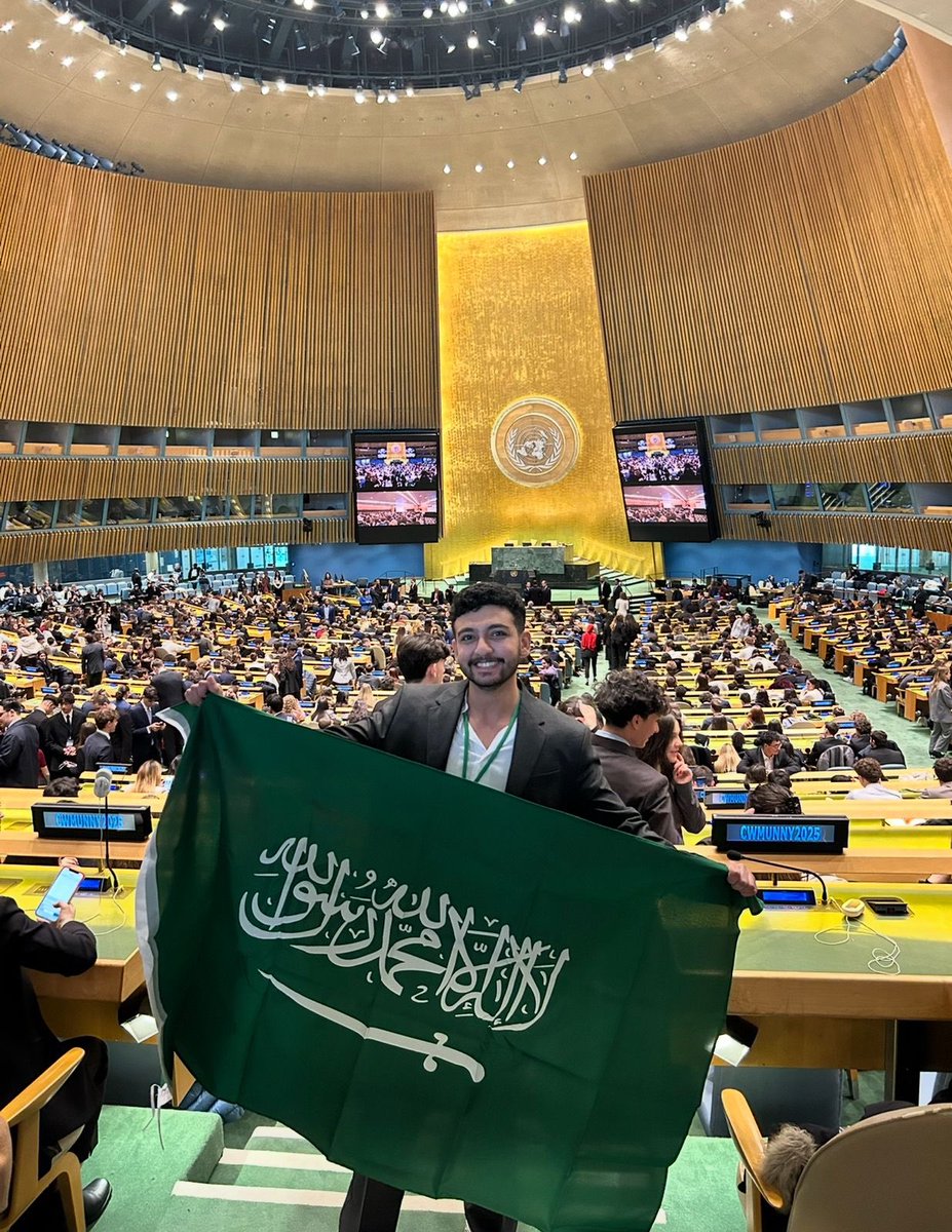 KSA_RhScholars's tweet photo. نشأ أسامة الجريسي @Eng_Aljeraisy في ينبع الصناعية بين المصافي والمجمّعات البتروكيميائية، مما رسّخ شغفه المبكر بالطاقة والمياه. يدرس الهندسة الكيميائية في @KFUPM متخصّصًا في منظومات الهيدروجين والتنقّل النظيف، وشارك في قيادة مبادرات طلابية في الابتكار والبحث مثل SBR وCITE وGAMING+ لتعزيز مشاركة الطلبة في المشاريع البحثية وربطهم بالمراكز العلمية.

يعمل اليوم ضمن مجلس القيادات الشابة (YLAB)، ويتولّى منصب نائب رئيس نادي الهندسة الكيميائية. وسيتوجّه إلى أكسفورد لدراسة نظم الطاقة، ساعيًا إلى تطوير حلول مبتكرة لتحلية المياه وتعزيز موثوقية مصادر الطاقة المتجددة
