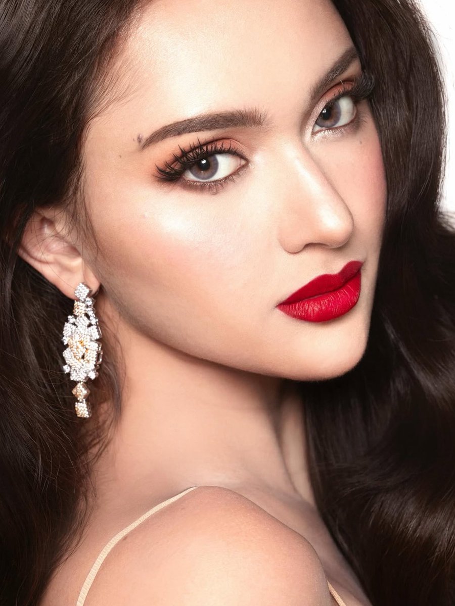 DYANCASTILLEJO's tweet photo. Miss Universe Philippines 2025 Ahtisa Manalo stuns with her red-lip look in a photoshoot with Seven Barretto shared on her Instagram. 💄

📷 Ahtisa Manalo IG https://t.co/9r1aOAE8pB