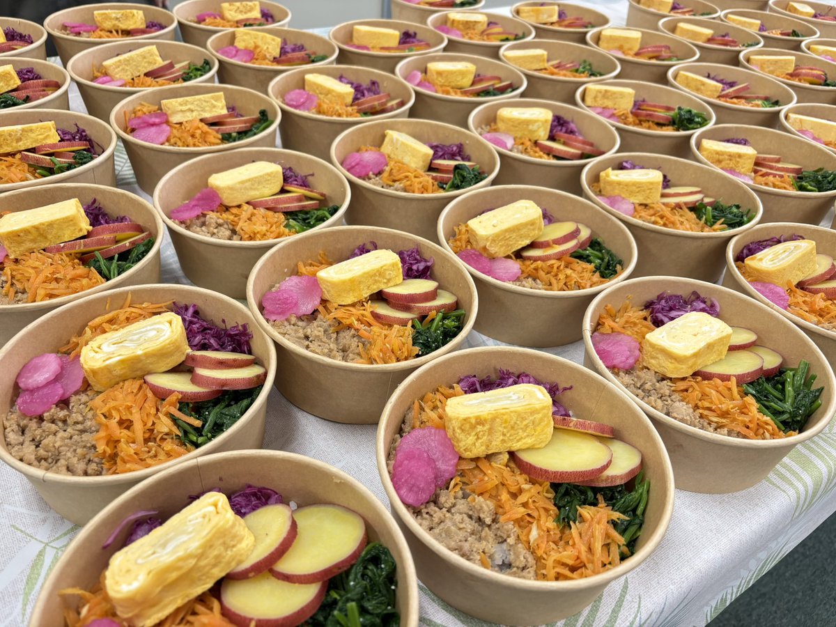 sa49gl's tweet image. 久しく教会に来られていない方に、まこごろ込めてお弁当を届けました😊

お弁当に添えるキャンディは折り紙で可愛くラッピング✨

みんなで協力して作りました🙌

#家庭連合 #まごころ便 #お弁当