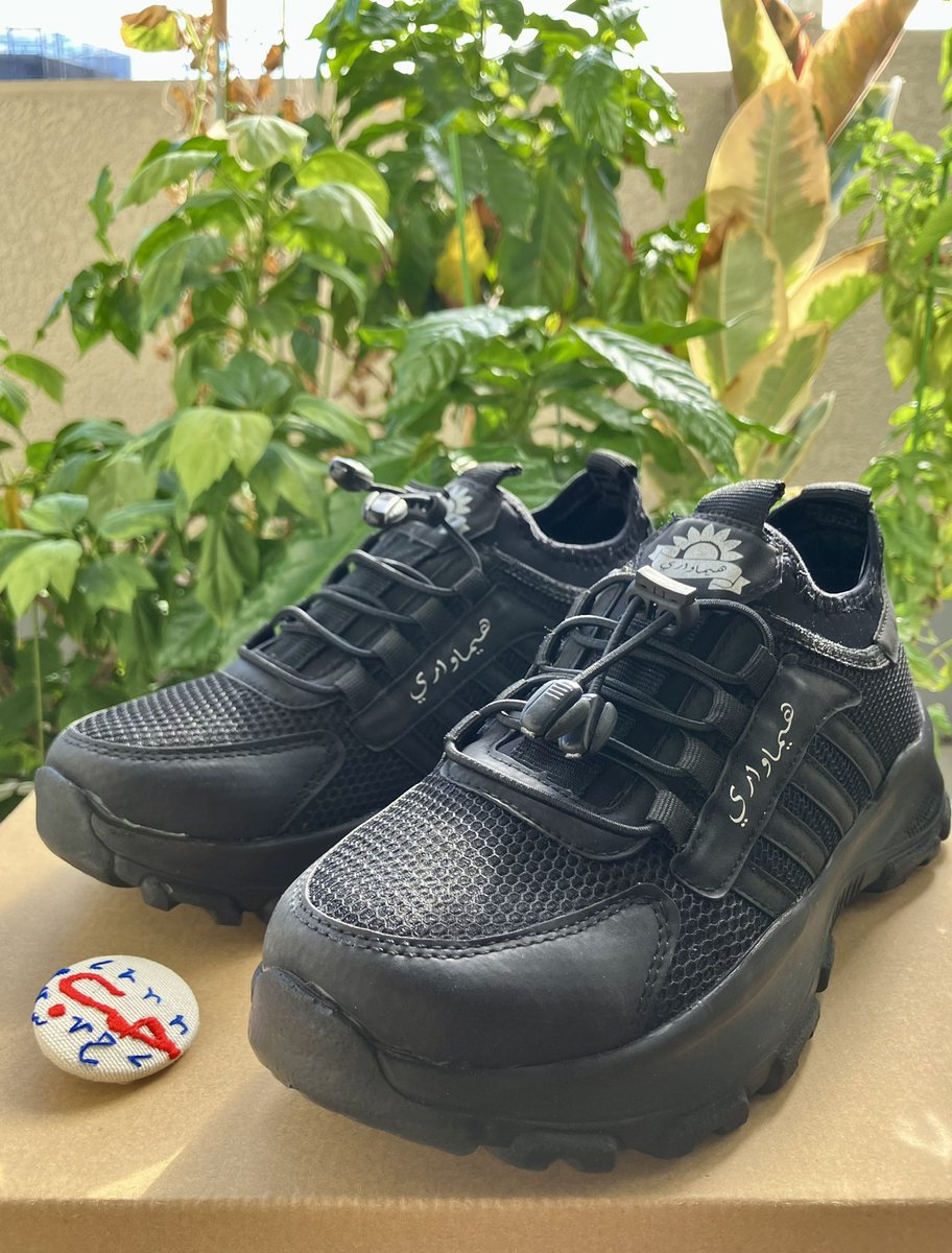 靴 Himawari 注文から5カ月。#シリア 北部イドリブから現地生産のスニーカーが届き