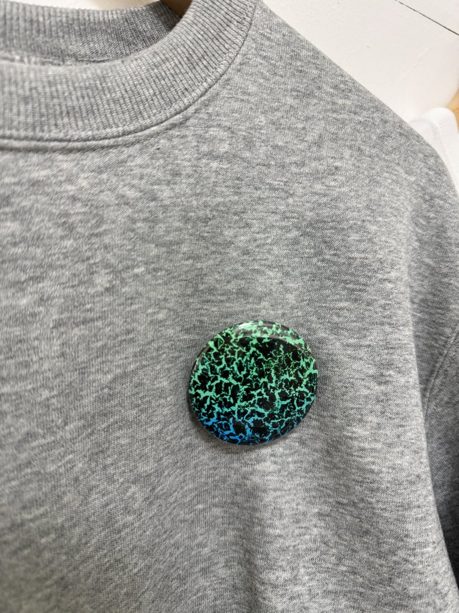 HAMADARAKA個展『AKGALSLAMAMIK』今日もオープン☁️原画が素晴らしいのはもちろんですがシルクスクリーン印刷2版刷りのスウェットとロンTはかなり良い出来！表にハマダラカのひび割れバッヂをあしらえば更に完璧です！本日も20時まで。mograg.com