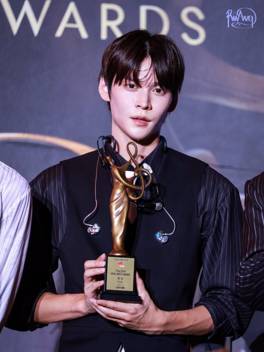 지나가시는분들 이분이 라이즈 은석입니다
꼭 뽑아주세여