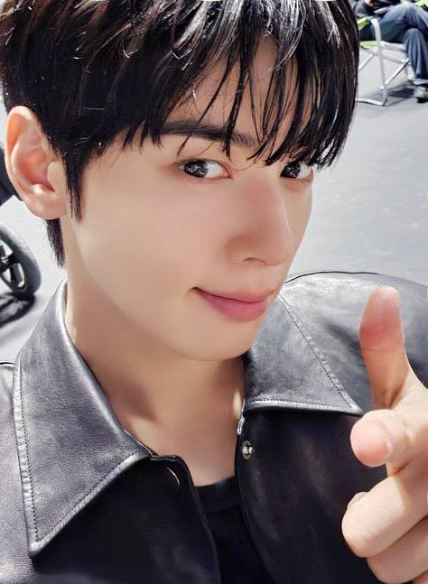 itzme_bella's tweet photo. So where’s the peace sign pic? Next month? #차은우 #CHAEUNWOO https://t.co/SoXG8SyAzo