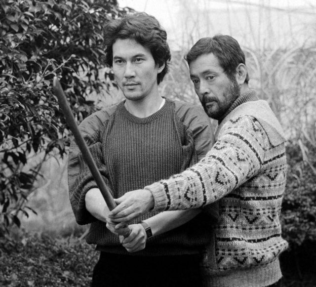 Rodinguste's tweet image. 才知道个有意思的事儿：
役所広司本名是橋本広司，大学毕业后在东京千代田区役所土木工事课工作，因为看了一场仲代达矢的舞台剧而投身表演事业，而且就去了仲代达矢主理的演员培训班“无名塾”，仲代达矢因为他在役所工作过，就给他取了艺名：役所広司，一直用到现在。