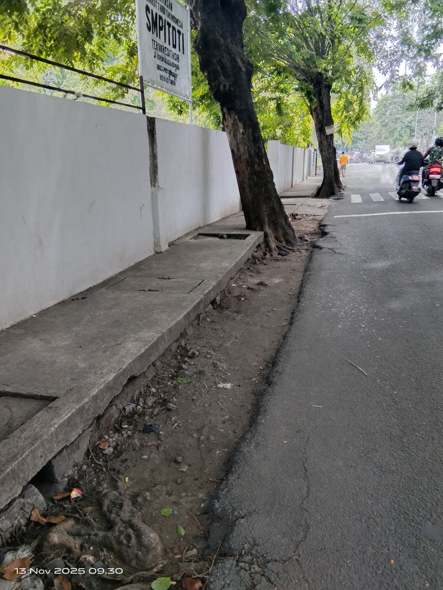 Sptinya Pak Wali <a href="/mas_triadhianto/">Tri Adhianto</a> perlu kirim sapu dan pengki ke kantor DIKNAS Kota Bekasi deh..biar dpn kantor ini bersihan dikit

Kantor di samping dan dpn-nya aja bisa bersih ,napa kantor yg notabene bersentuhan dg dunia pendidikan ga pernah disapuin?

cc. Min <a href="/txtdrbekasi/">TxtdariBekasy 🇵🇸</a>