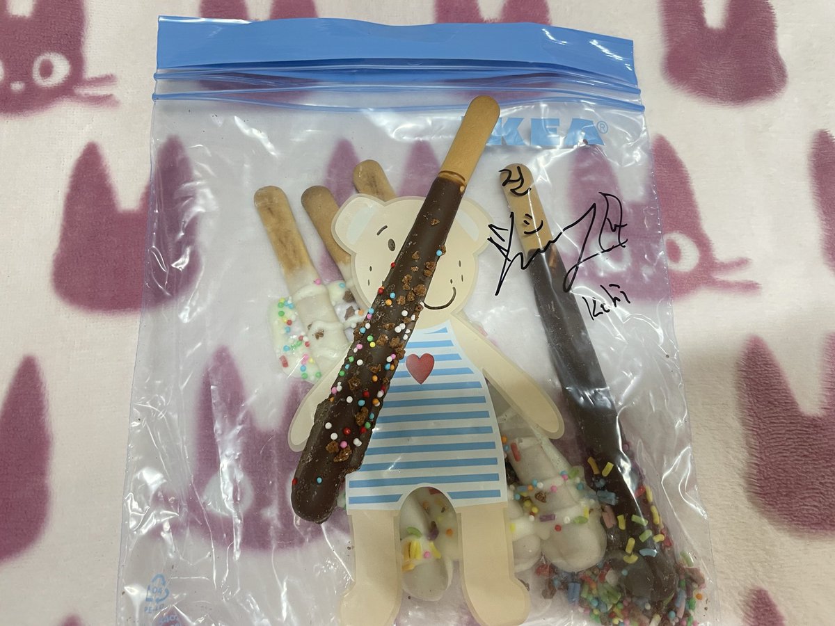 고마워!! 🥰
빼빼로는 진짜 너무 맛있어..

#정현 #JUNGHYUN #코히 #KOHI