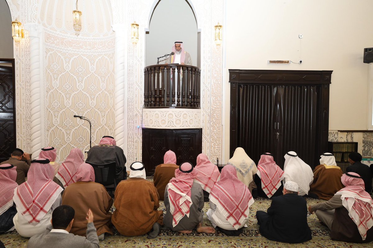 بناءً على توجيه خادم الحرمين الشريفين الملك سلمان بن عبدالعزيز آل سعود "حفظه الله" بإقامة #صلاة_الاستسقاء 

محافظ #خميس_مشيط يؤدي صباح اليوم صلاة الاستسقاء بحضور مدراء الإدارات الحكومية وجمعٌ من المصلين بجامع الغنيم.