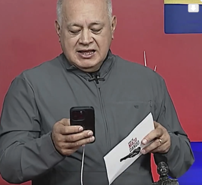 Hoy Diosdado ha confesado quienes son los objetivos de EEUU: Maduro, Diosdado y los tapadores del cartel de los soles. Intenta embarrar al pueblo, pero ya EEUU dijo que es contra los carteles no contra Venezuela. Eso le duele a Diosdado que ya no sabe como defenderse