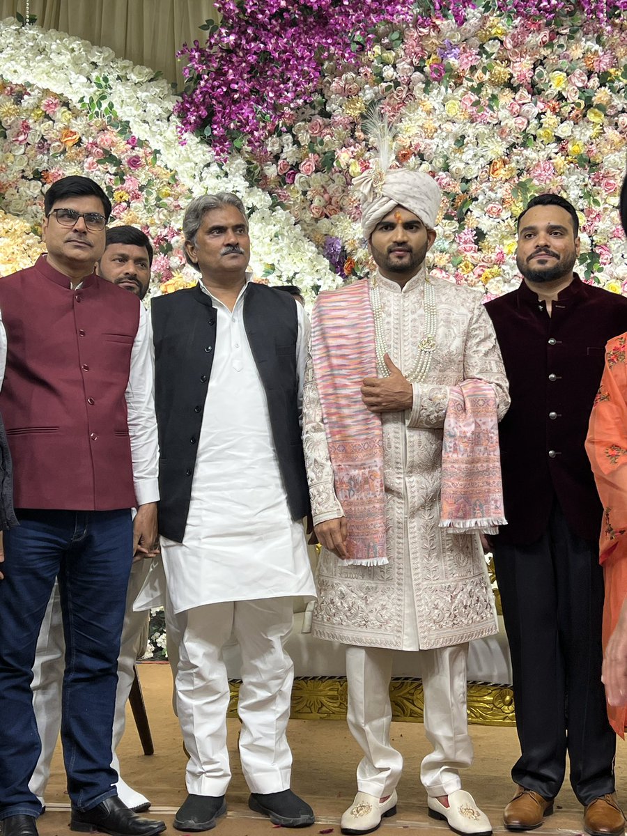 amitjnp76's tweet image. समाजवादी पार्टी के पूर्व मंत्री/ पूर्व विधायक आदरणीय श्री शैलेंद्र यादव ‘ललई’ जी के सुपुत्र श्री शिवेंद्र यादव जी के परिणयोत्सव समारोह में