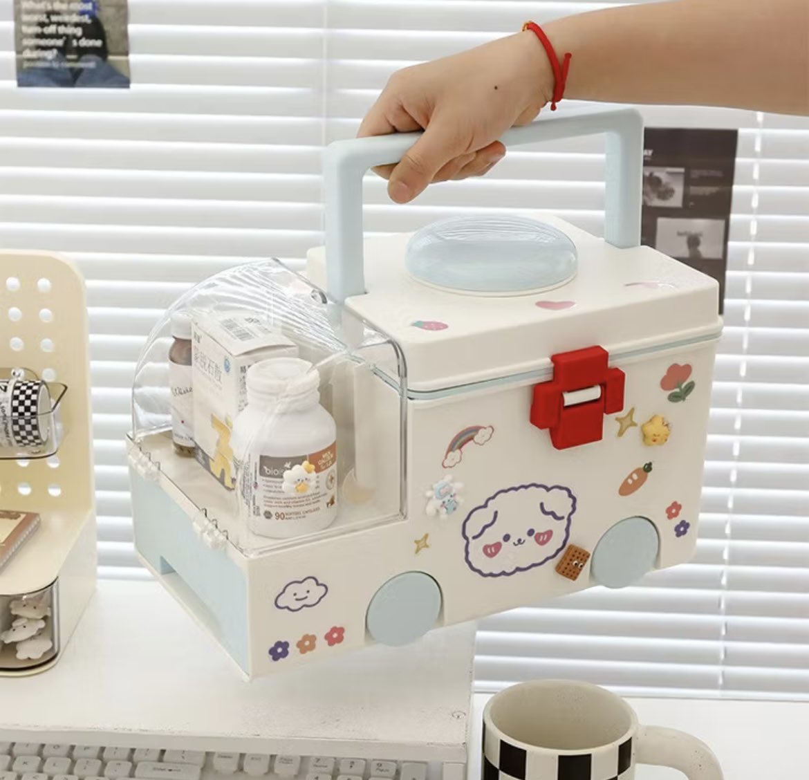 กล่องใส่ยาแต่ฟีลคือของแต่งห้อง 🫶🏻 เป็นรูปรถพยาบาลจิ๋วๆ สีขาวแดง น่ารักจนอยากป่วยบ้างอะ 😭 เอาไว้วางในห้องคือโคตรเข้ากัน เด็กหอต้องมีจริงๆ แบบของใช้แต่กลายเป็นพร็อปแต่งห้องไปเลยอะ 💊🚑

s.shopee.co.th/8KheVR0B2C