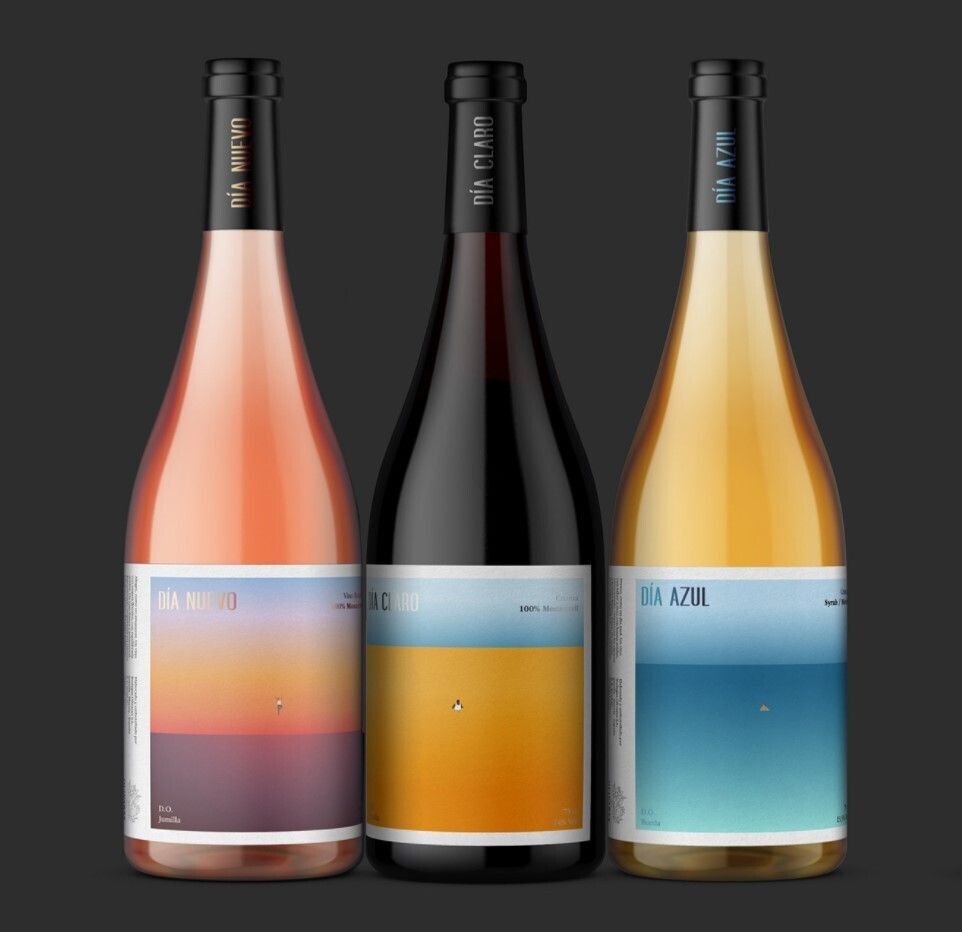 GenieXStore's tweet image. Three moods, three bottles, one journey. 
🌄 DÍA NUEVO – sunrise in a glass (rosé) 
☀️ DÍA CLARO – bold clarity (red) 
🌊 DÍA AZUL – calm elegance (white) 
Artful labels, thoughtful blends. 
Which one’s calling your name? 🍷
#WineLovers #LabelArt #Wine #MoodPairing #Vino