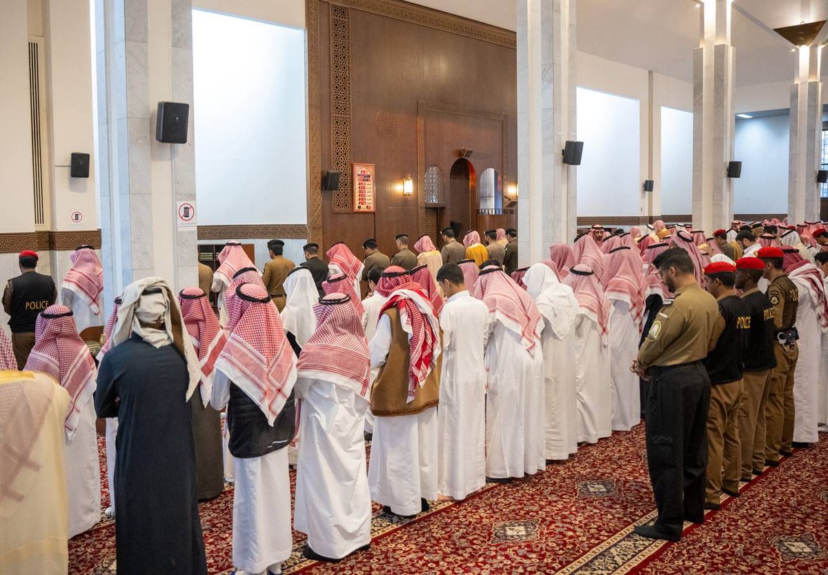 صور|

سمو أمير منطقة القصيم وسمو نائبه يؤديان مع جموع المصلين صلاة الاستسقاء في جامع الأمير عبدالإله بن عبدالعزيز بمدينة  بريدة.