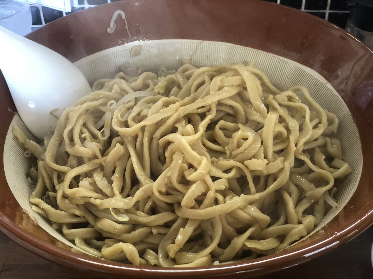 MaRoCAS19's tweet photo. 本日のラーメン🍜
青森県八戸市白銀『らぁめん八の風』さん
オーダー八風ラーメン【麺650g、脂・野菜マシ、豚、ニンニク別皿、麺超硬め、味ネギ】
久々にデフォルトをオーダー！
自家製麺は長さも超ロング麺、啜りごたえたまらん✨
豚は珍しくギュチ豚🐷
サラッと美味しく完食😋
#ラーメン
#八の風 https://t.co/M2Poz0GFOz