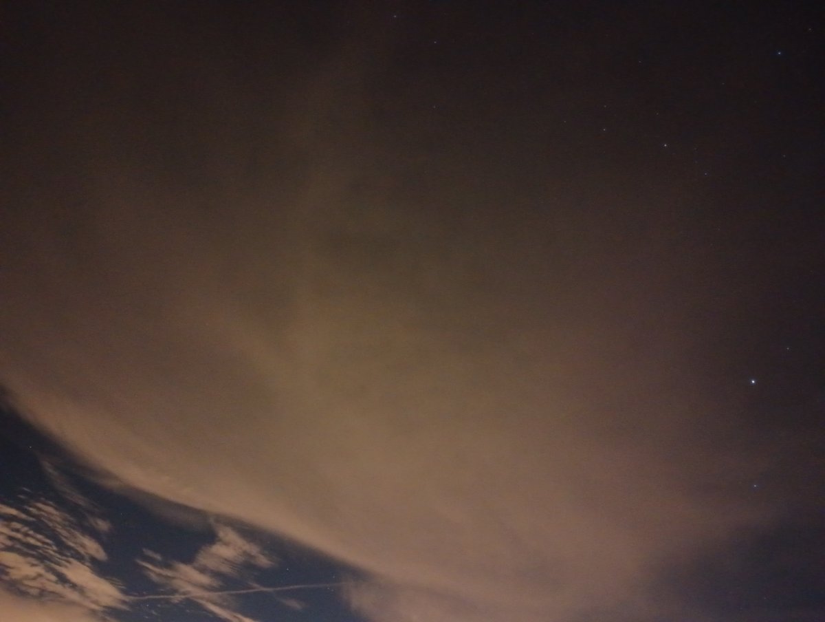 operatorihc's tweet image. Nothing (yet) tonight. Might as well show off the super-professional camera setup I use: