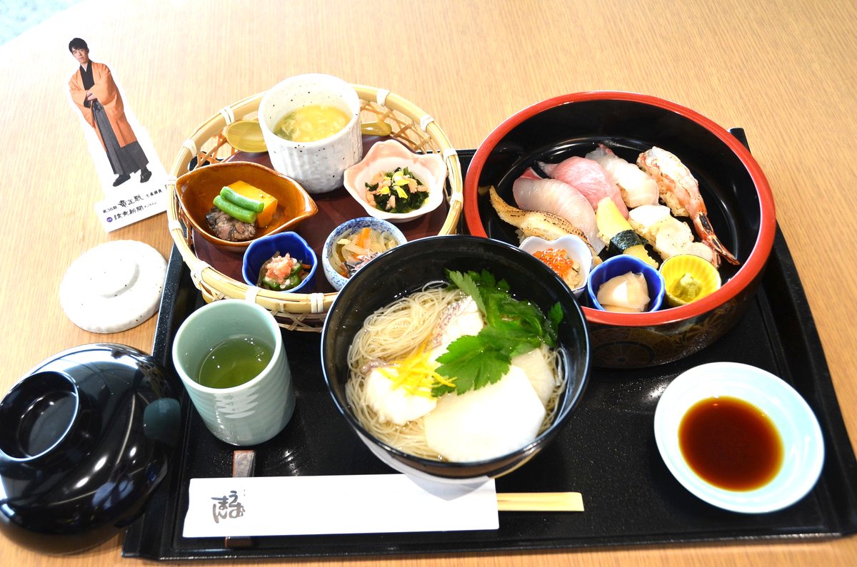 佐〉11月13日、京都競馬場での第38期竜王戦第4局2日目の昼食