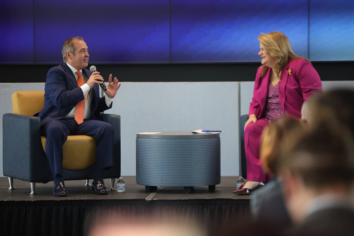 Jenniffer's tweet image. Fungí como oradora principal de un conversatorio  en la Universidad Internacional de Florida (@FIU) sobre los trabajos que estamos avanzando para modernizar la infraestructura, atraer inversiones y ampliar las oportunidades en Puerto Rico. Me acompañó Carlos Díaz-Rosillo,…