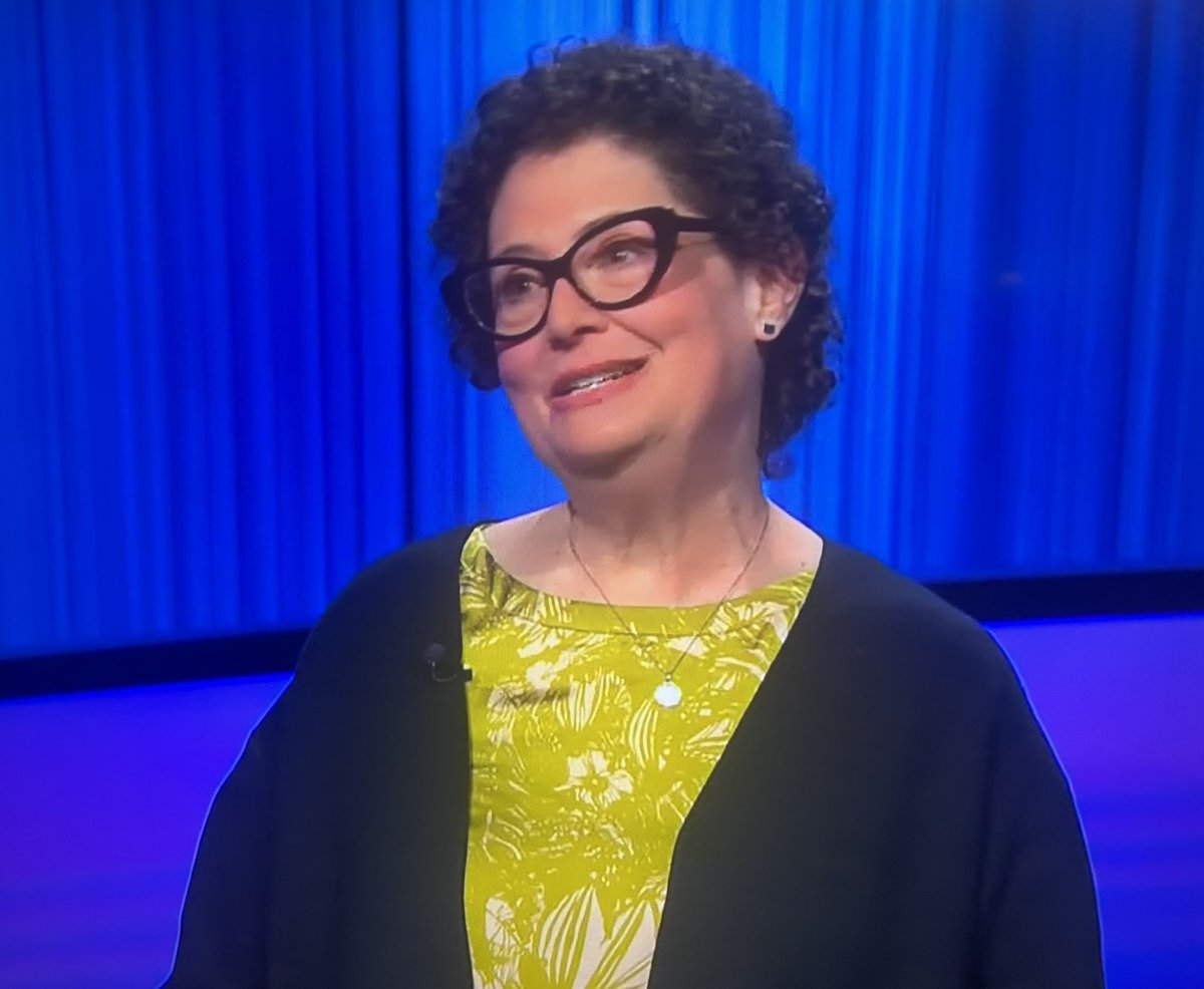 andrewperloff's tweet image. Getting some texts, there’s a woman named Lynette Perloff on @Jeopardy. My parents don’t know her. She’s an English teacher whose secret dream is to be an Eagles assistant coach. Respect.