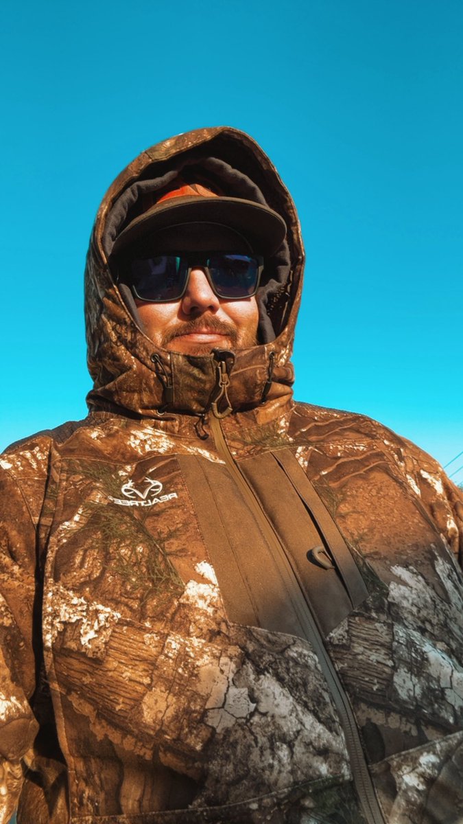 datmanbrandon22's tweet photo. Ain’t nothing like that cold ass weather and a warm jacket 🤷🏻‍♂️💸💯 https://t.co/CKyJImy3Kn