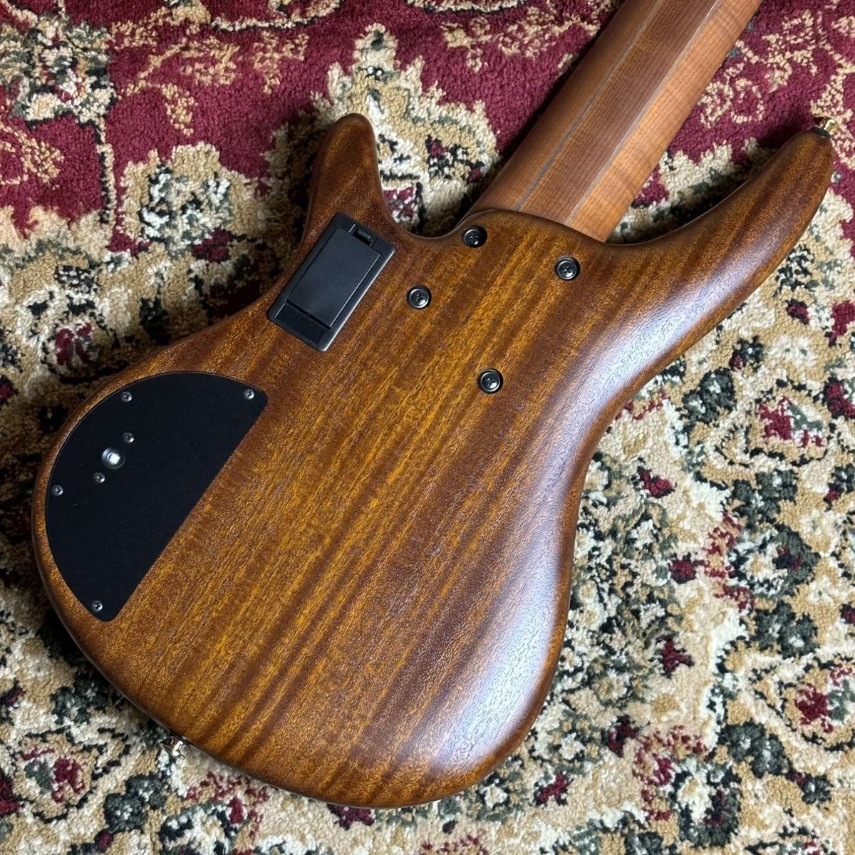 【 #エレキベース 】

2025年のニューモデル✨
弦間ピッチを変えられるモノレールブリッジを採用したことで、様々な奏法に追随します！

そして何より音が良い、、😌
まとまった、艶のあるサウンドが、本当に本当～に良すぎる、、🫣

 #ibanez #アイバニーズ 
store.shimamura.co.jp/ec/pro/disp/1/…