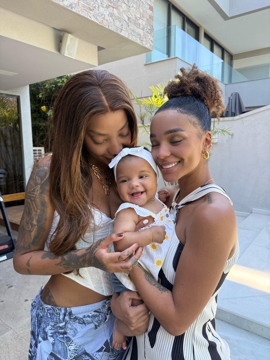 sapphicslike's tweet image. ludmilla &amp;amp; brunna with their daughter