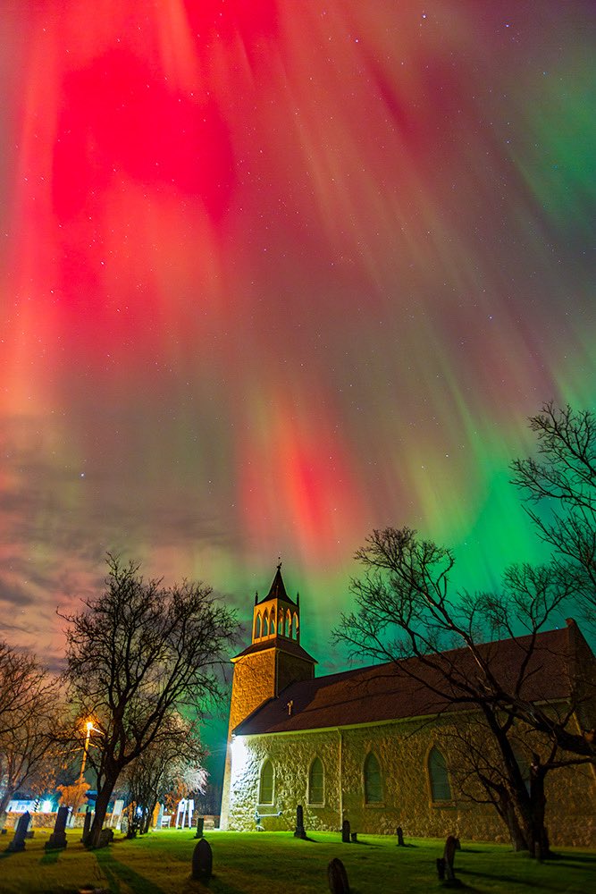 bbphoto_ca's tweet image. St. Andrew’s Church just before 9:30pm last night. 
The reds were pretty intense at times. Was great to be out again photographing the show! 

#northernlights #photography #AuroraBorealis