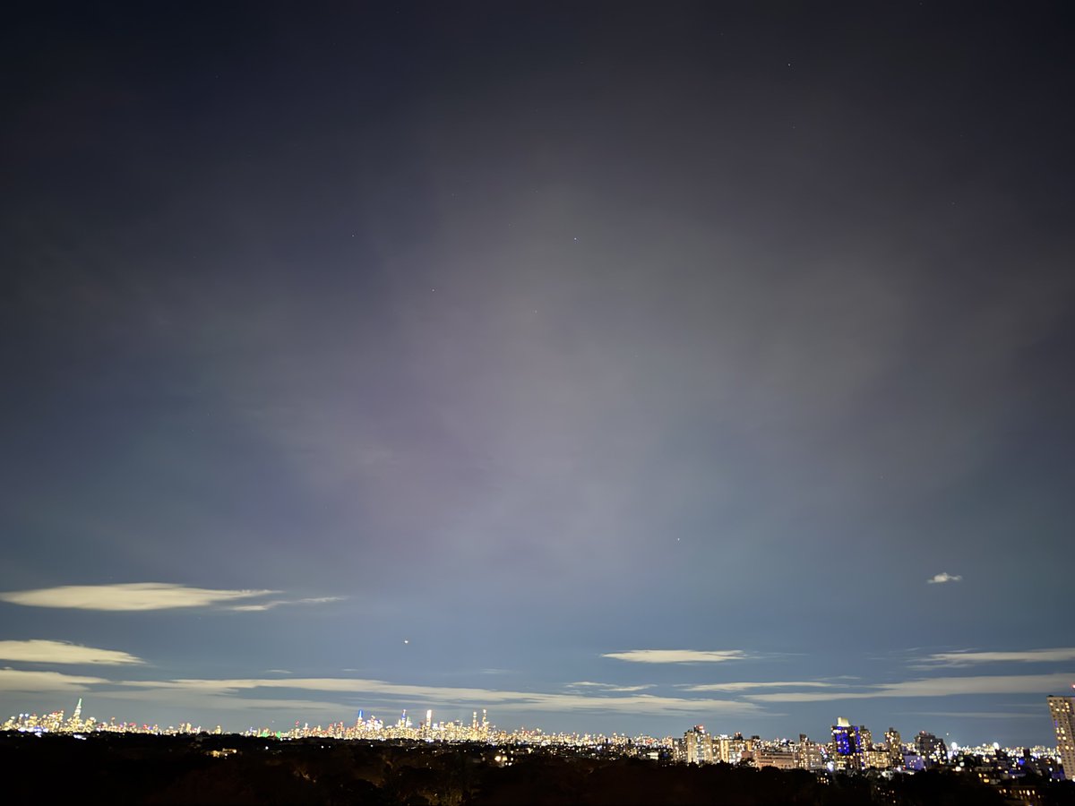 flyrogo's tweet image. Once the clouds cleared up for a brief period last night, the northern lights were visible with the naked eye over NYC.