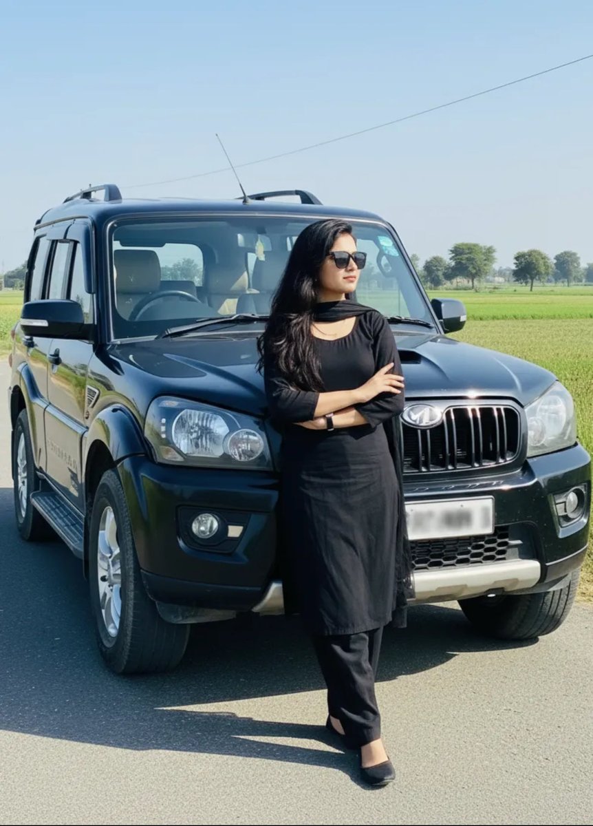 Anshiyadav___'s tweet image. अपना ग़म ले के कहीं और न जाया जाए 
घर में बिखरी हुई चीज़ों को सजाया जाए.

घर से मंदिर है बहुत दूर चलो यूँ कर लें 
किसी रोते हुए बच्चे को हँसाया जाए.

शुभ प्रभात दोस्तों ॥ Good Morning 🥀