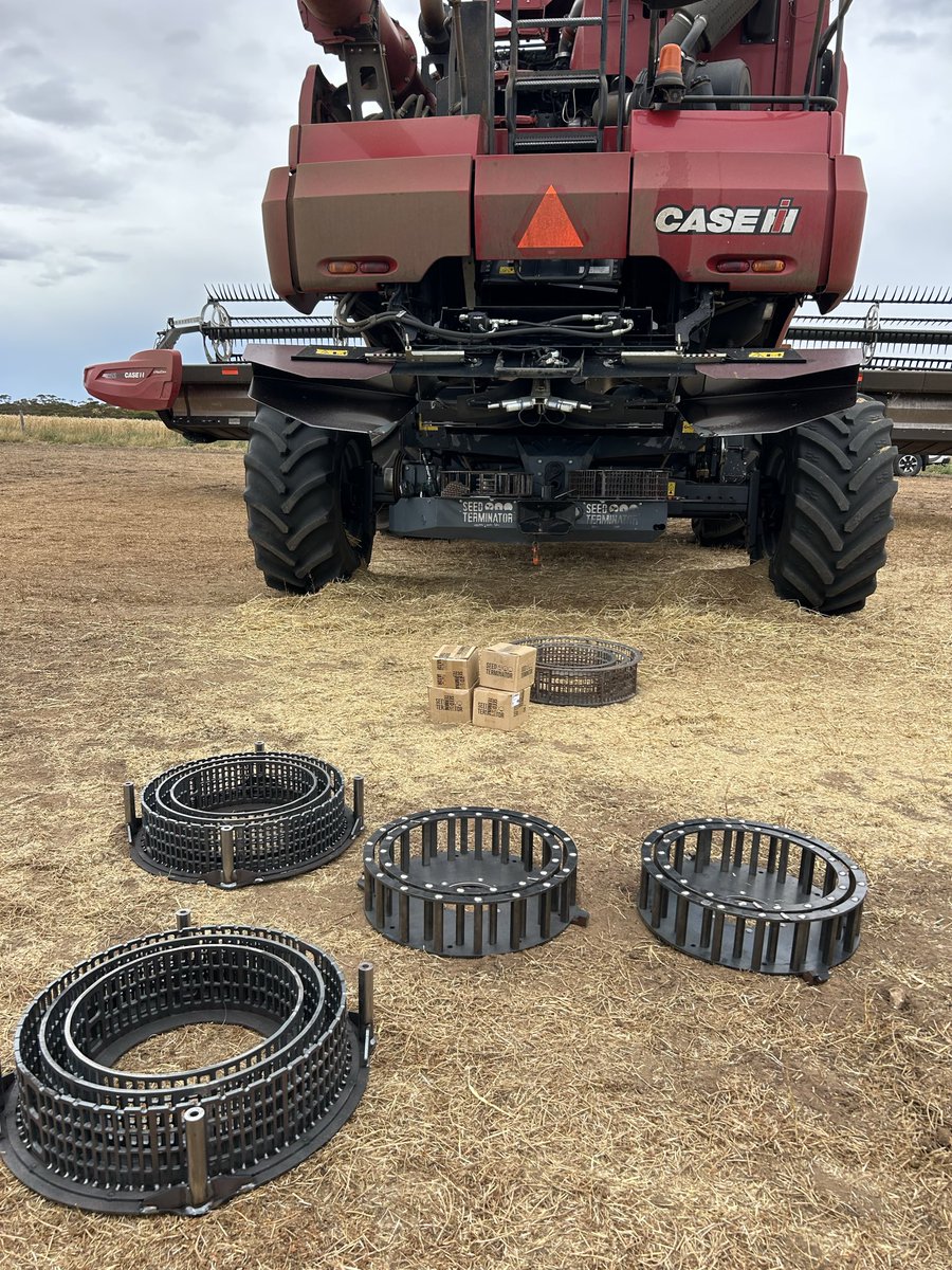 seed_terminator's tweet image. Screens, rotors and flails need changing in the paddock? No worries. 

We swung past near Lock on the EP today and gave a hand — everything balanced from factory makes the swap pretty simple. Good timing with harvest pulled up with a shower of rain. 

#Terminate25 #Harvest25…