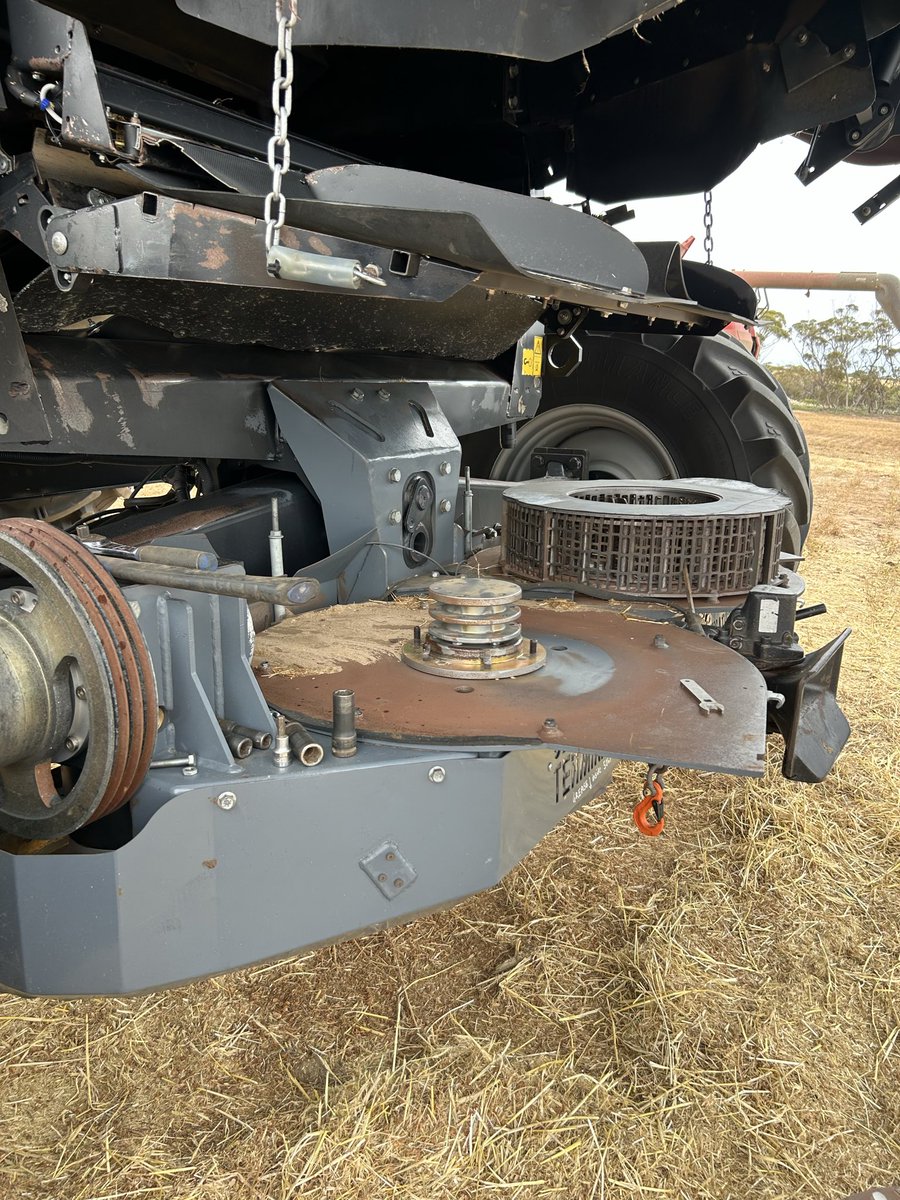 seed_terminator's tweet image. Screens, rotors and flails need changing in the paddock? No worries. 

We swung past near Lock on the EP today and gave a hand — everything balanced from factory makes the swap pretty simple. Good timing with harvest pulled up with a shower of rain. 

#Terminate25 #Harvest25…