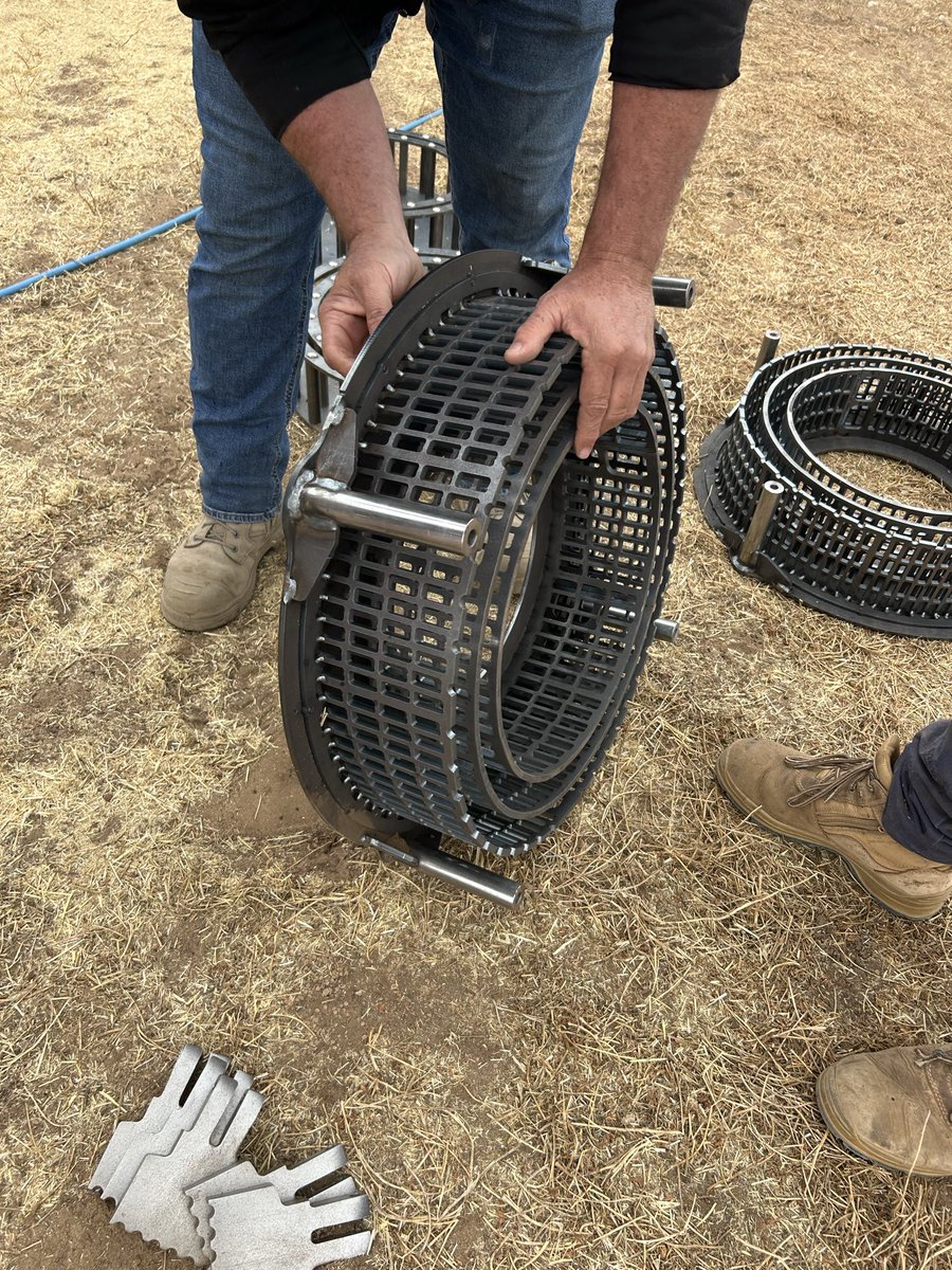 seed_terminator's tweet image. Screens, rotors and flails need changing in the paddock? No worries. 

We swung past near Lock on the EP today and gave a hand — everything balanced from factory makes the swap pretty simple. Good timing with harvest pulled up with a shower of rain. 

#Terminate25 #Harvest25…