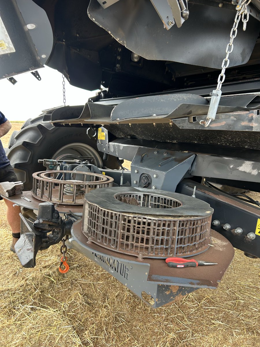 seed_terminator's tweet image. Screens, rotors and flails need changing in the paddock? No worries. 

We swung past near Lock on the EP today and gave a hand — everything balanced from factory makes the swap pretty simple. Good timing with harvest pulled up with a shower of rain. 

#Terminate25 #Harvest25…