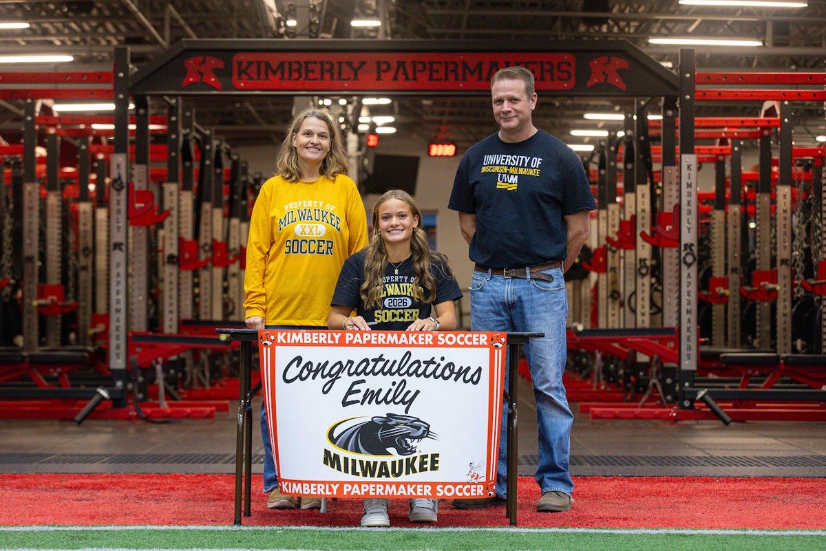 EmilyUrban's tweet photo. Made it Official!! 🖤💛 @MKE_WSoccer https://t.co/6y4790NnGi