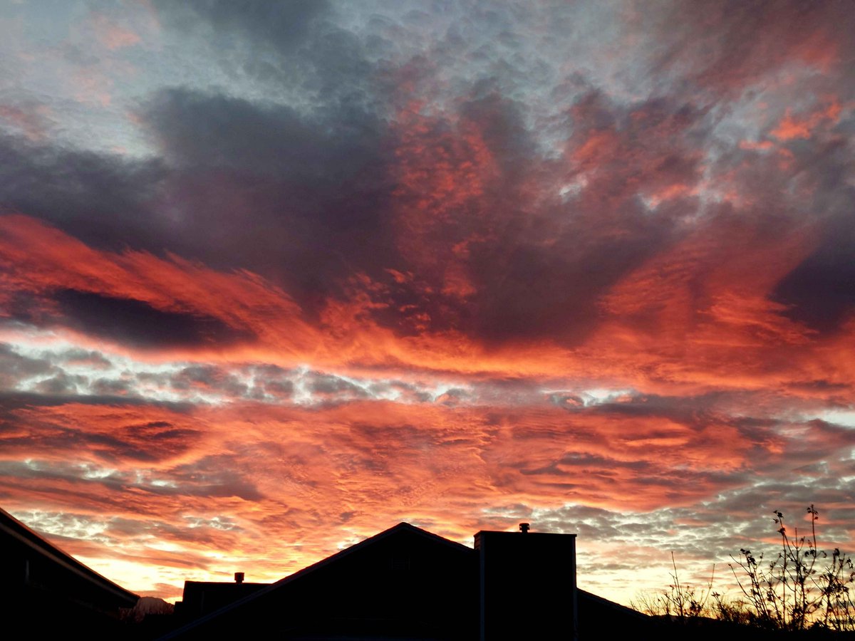 Beautiful sunset in northern Utah tonight, let's hope for some more auroral activity! #utwx