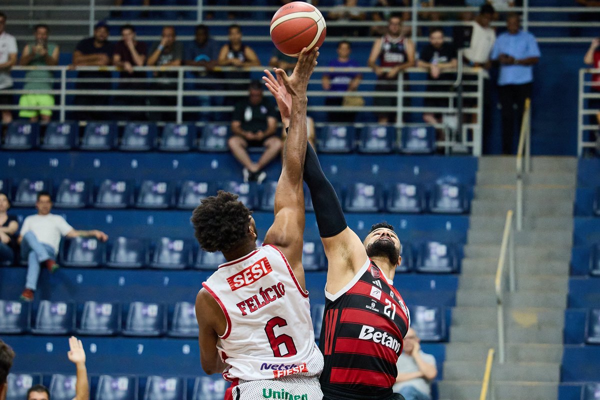 BlogTurnover's tweet image. O Sesi Franca conseguiu diminuir um pouco o estrago, mas não dá pra um time desse calibre fazer apenas 6 pontos em 10 minutos.

Partida perfeita do Flamengo, atacou bem e anulou o ataque francano.

O rubro-negro segue como a única equipe invicta no NBB.