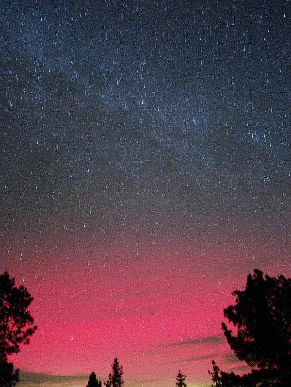 marianoosorio1's tweet photo. Se intensifican avistamientos de Auroras Boreales en México.

Se prevé que esta tarde-noche, se registren nuevamente luces polares, ya que otra nube de material solar viene en camino hacia la Tierra y podría impactarse; de contar con las características necesarias, de nueva cuenta tendremos el avistamiento de auroras boreales en México, como ocurrió ayer martes.

De acuerdo a Juan Américo González Esparza, investigador del Instituto de Geofísica de la UNAM, se trata de fenómenos que se producen en la alta atmósfera cuando partículas que provienen del Sol entran en la atmósfera y chocan con moléculas de esta, produciendo una luminiscencia que se observa con facilidad en el cielo nocturno.