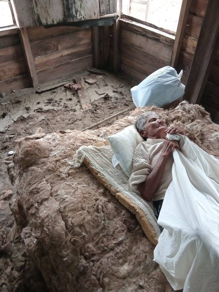 diariodecuba's tweet image. VISTO EN REDES | #SOSCuba: Así duerme una anciana #cubana en #RíoCauto tras dos semanas del paso del #HuracánMelissa. Su nieta, Camila González, denuncia en Facebook que las autoridades locales no han ido a preocuparse por la población, y que la situación de su abuela no es…