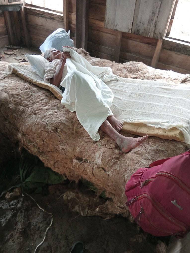 diariodecuba's tweet image. VISTO EN REDES | #SOSCuba: Así duerme una anciana #cubana en #RíoCauto tras dos semanas del paso del #HuracánMelissa. Su nieta, Camila González, denuncia en Facebook que las autoridades locales no han ido a preocuparse por la población, y que la situación de su abuela no es…