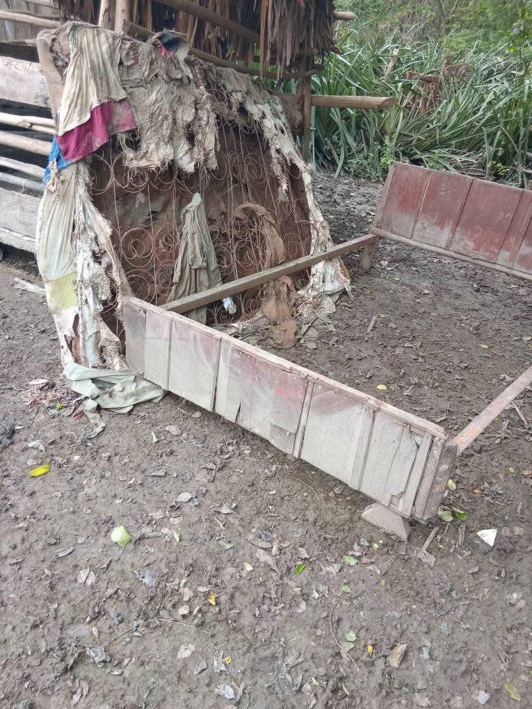 diariodecuba's tweet image. VISTO EN REDES | #SOSCuba: Así duerme una anciana #cubana en #RíoCauto tras dos semanas del paso del #HuracánMelissa. Su nieta, Camila González, denuncia en Facebook que las autoridades locales no han ido a preocuparse por la población, y que la situación de su abuela no es…