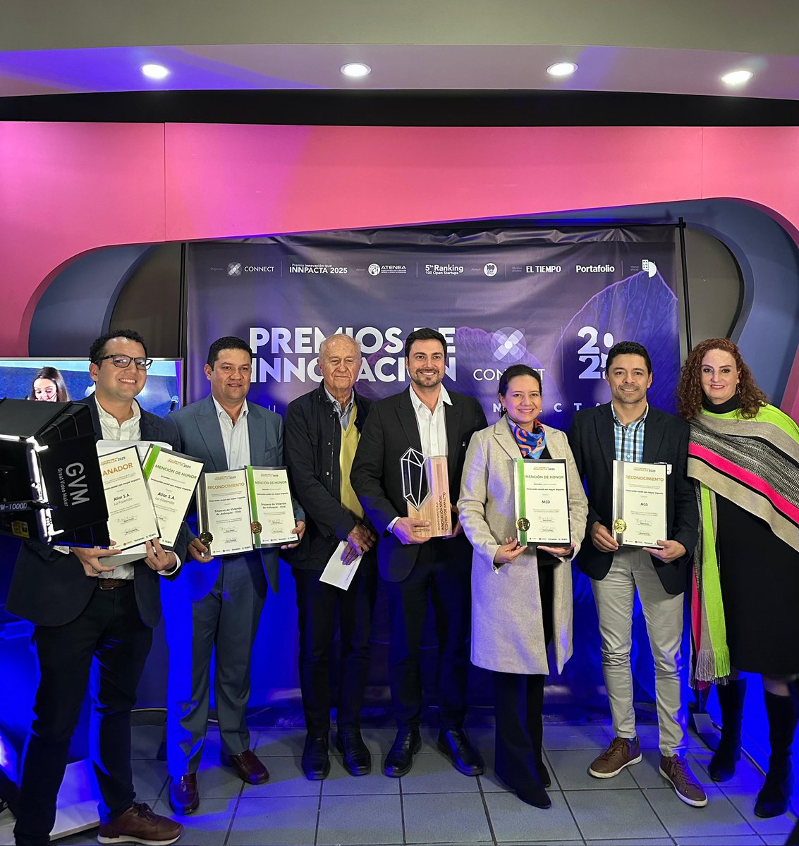 RodrigoHAl's tweet photo. La Empresa de Vivieda de Antioquia - VIVA, recibió junto a otras dos empresas, la máxima distinción Esmeralda del Premio de Innovación INNPACTA 2025 de Connect, en la categoría Innovación Social, donde se reconocen las iniciativas con mayor impacto social.

Nuestro modelo de vivienda social “LUAS” fue destacado entre más de 140 postulaciones, resaltando el trabajo, la creatividad y el compromiso de nuestro equipo por impulsar soluciones innovadoras que transforman vidas y territorios.

Liderados por nuestro gobernador @AndresJRendonC, seguimos demostrando que en Antioquia la innovación también se construye con vivienda digna y bienestar para las familias.

#InnovaciónSocial #ViviendaDigna #Antioquia #INNPACTA2025 #Connect #PremiosConnect2025