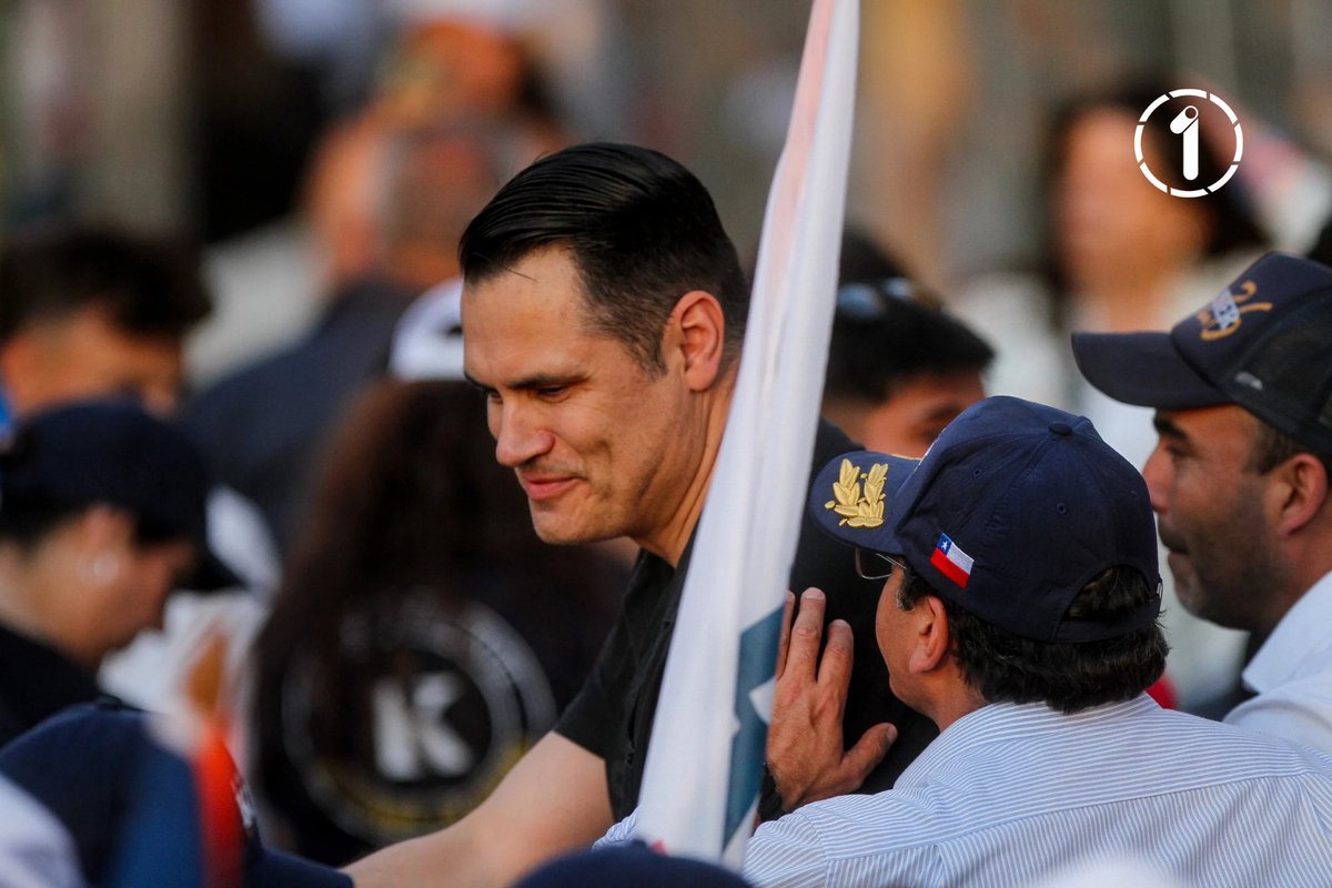 En el cierre de su campaña presidencial, Johannes Kaiser comparte escenario con Claudio Crespo, exteniente coronel de Carabineros imputado por el disparo que dejó ciego a Gustavo Gatica durante el estallido social.

 El acto se realiza en plena Av. Andrés Bello. 

📸©
